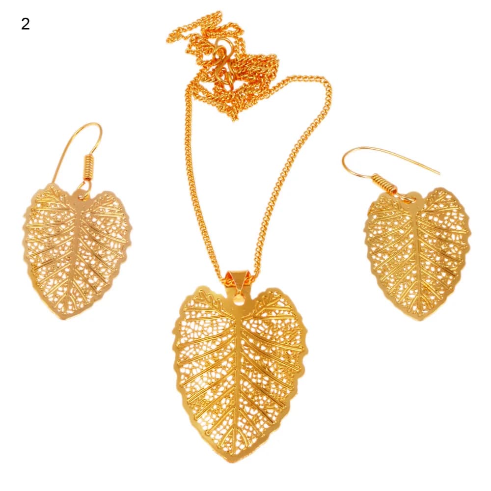 Gold-plated three-piece set with a heart-shaped leaf pendant and matching hook earrings, the blade filled with dense net filigree inside a smooth unbroken edge